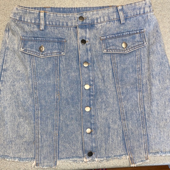 Love riche Size Large Denim Color Button Front Mini Skirt Light Wash - Picture 1 of 8